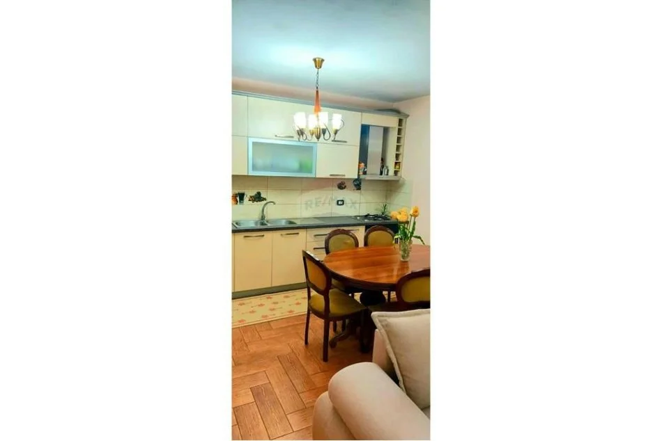 Tirane, jepet me qera apartament 1+1 Kati 4, 75 m² 550 € (21 Dhjetori, Shqipëri)