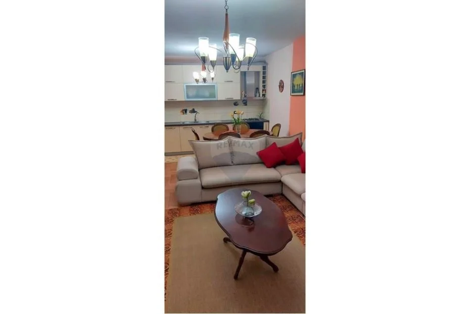Tirane, jepet me qera 1+1+Ballkon , 75 m² 550 € (21 Dhjetori)