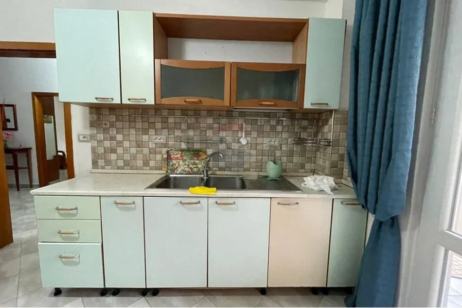 Tirane, jepet me qera apartament 2+1 Kati 1, 80 m² 500 € (21 Dhjetori, Shqipëri)