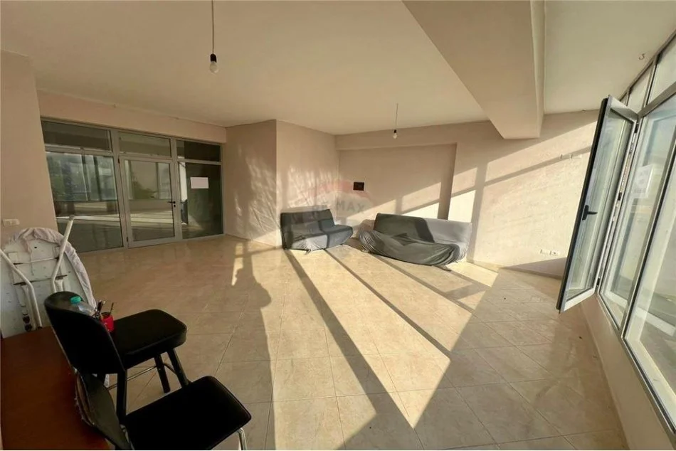 Vlore, jepet me qera dyqan Kati 2, 60 m² 220 € (Rr.Fejzo Mema, Vlore)