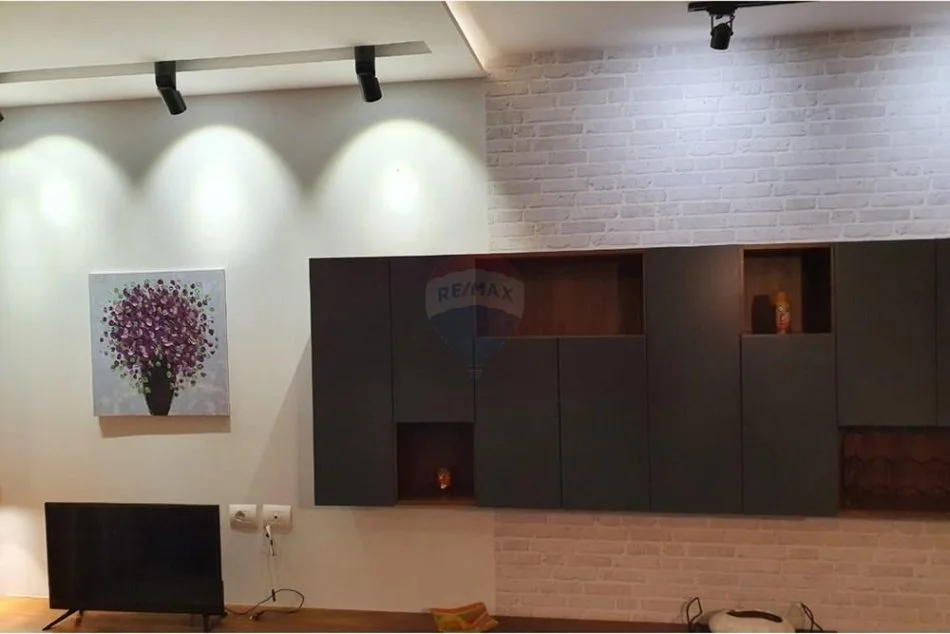 Tirane, jepet me qera apartament 1+1 , 75 m² 650 € (komuna e parisit)