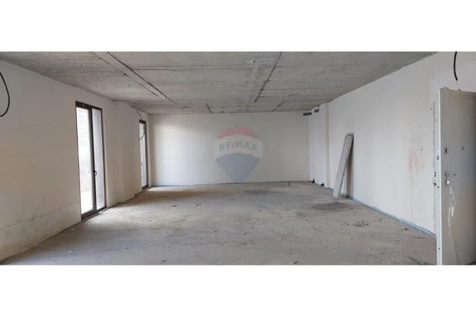 Tirane, jepet me qera ambjent biznesi Kati 1, 156 m² 2.000 € (rruga kosovareve)