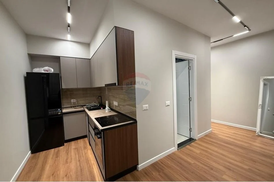 Tirane, jepet me qera apartament 2+1 , 84 m² 800 € (Komuna e Parisit,)