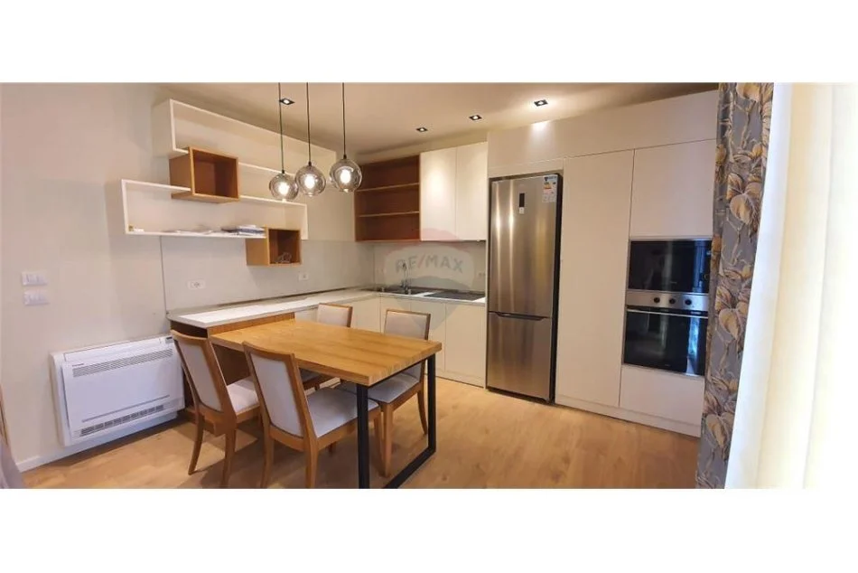 Tirane, jepet me qera apartament 1+1 Kati 5, 65 m² 800 € (Rruga e Barrikadave - Qendër,)