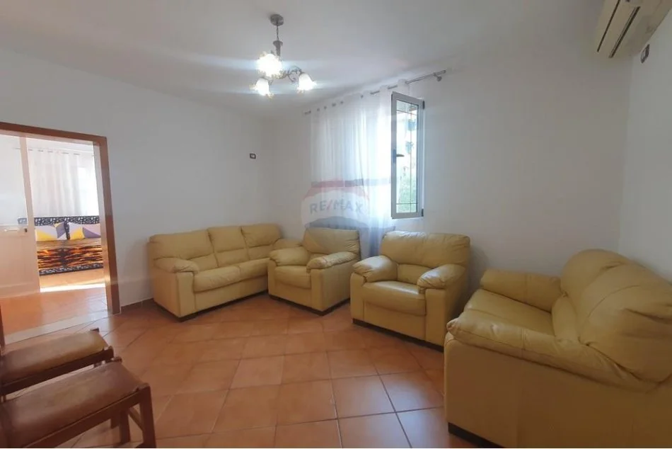 Tirane, jepet me qera apartament 3+1 Kati 5, 120 m² 550 € (Liceu Artistik - Drejtoria e Higjenës, Shqipëri)