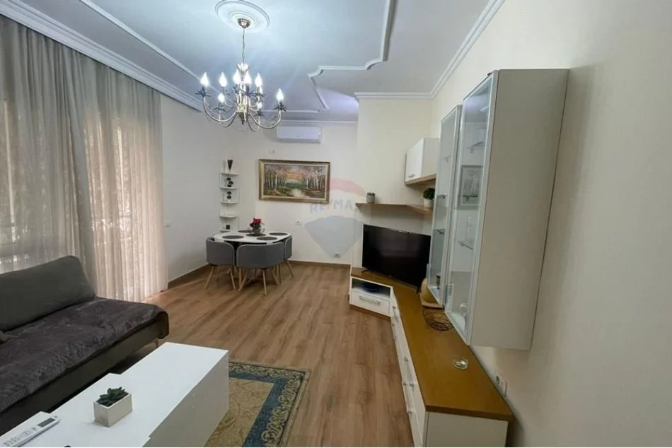 Tirane, jepet me qera apartament 2+1 Kati 4, 88 m² 600 € (Pazari i Ri)