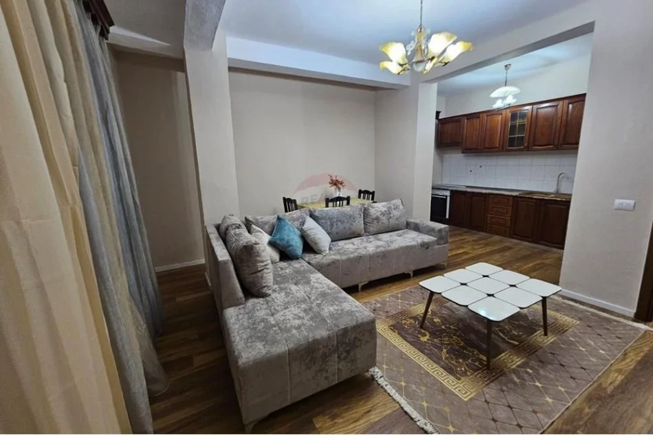 Tirane, jepet me qera apartament 1+1 Kati 4, 105 m² 750 € (Myslym Shyri)