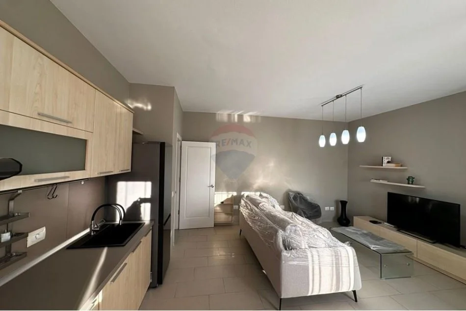 Tirane, jepet me qera apartament 1+1 Kati 5, 85 m² 800 € (Myslym Shyri)