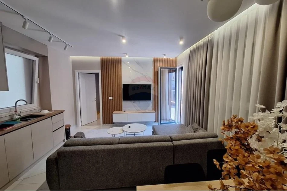 Tirane, jepet me qera apartament 2+1+Ballkon Kati 8, 100 m² 800 € (don bosko)