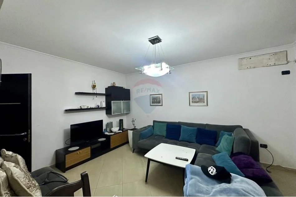 Tirane, jepet me qera apartament 1+1 Kati 2, 120 m² 550 € (21 Dhjetori, Shqipëri)