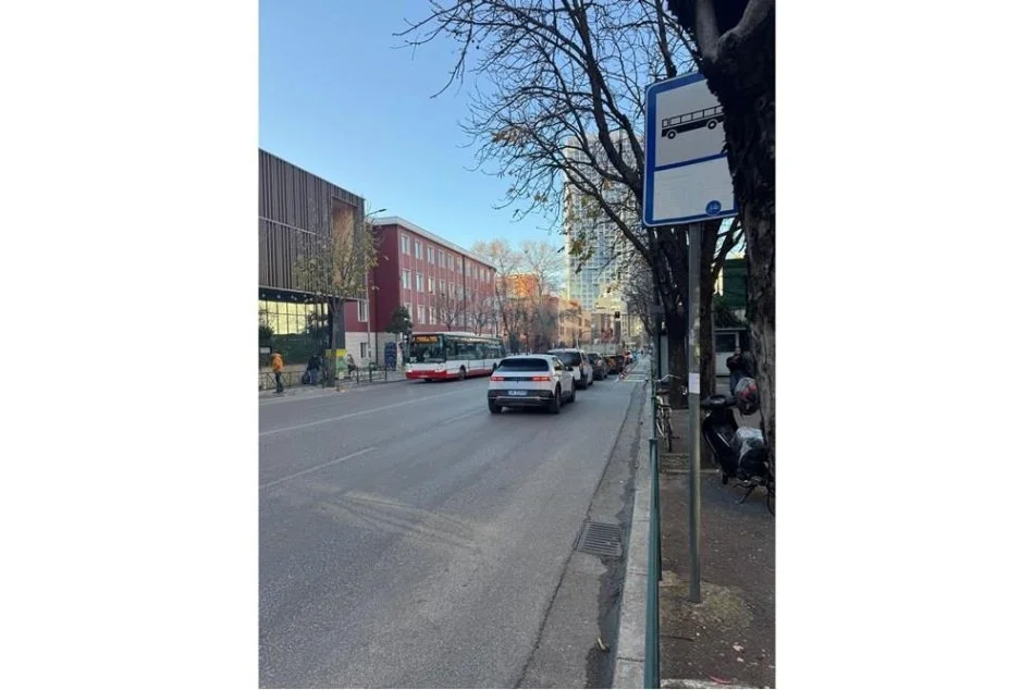 Tirane, jepet me qera apartament 1+1 Kati 1, 55 m² 250 € (rruga elbasanit)