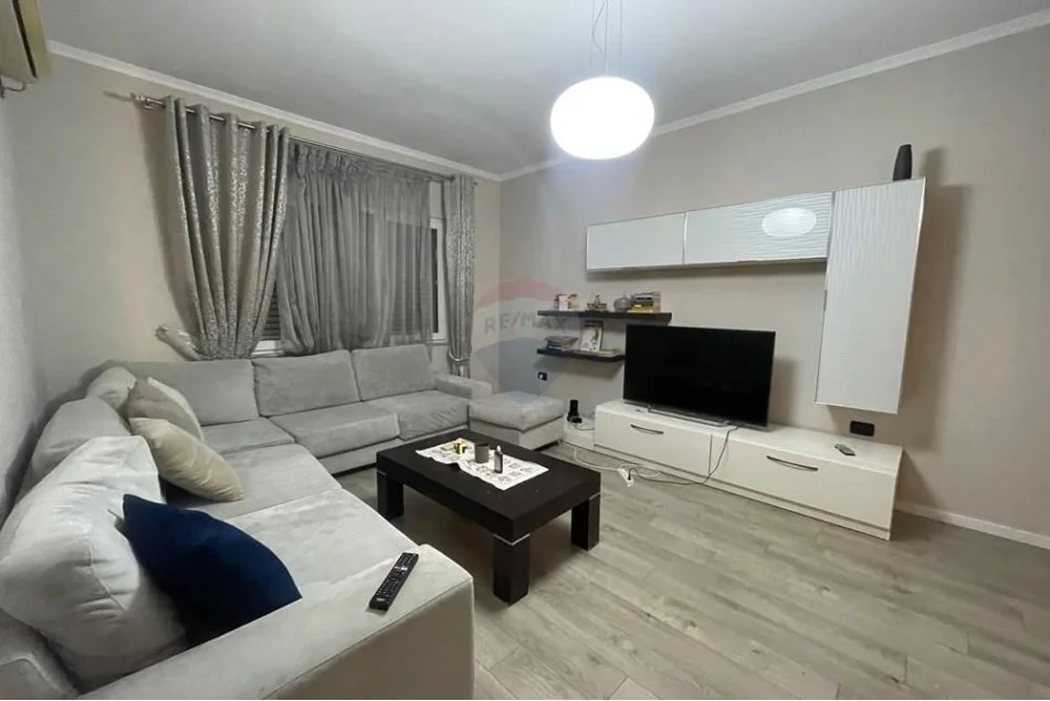 Tirane, jepet me qera 2+1 Kati 3, 105 m² 650 € (Apartament 2+1+2 me qira te Komuna e Parisit!)