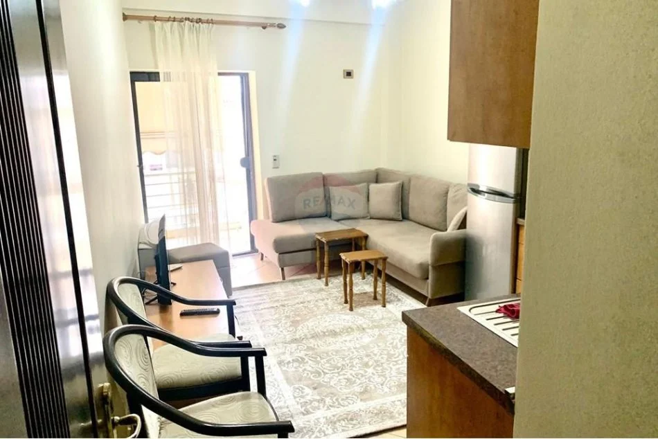 Tirane, jepet me qera 1+1 Kati 4, 500 € (Petro Nini)