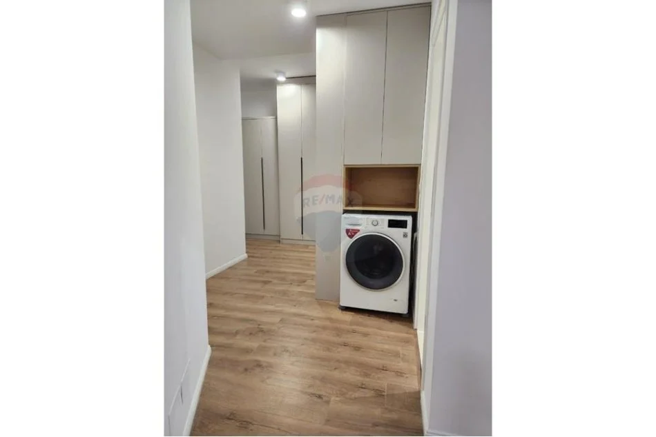 Tirane, jepet me qera apartament 2+1 , 85 m² 900 € (kopshti botanik)