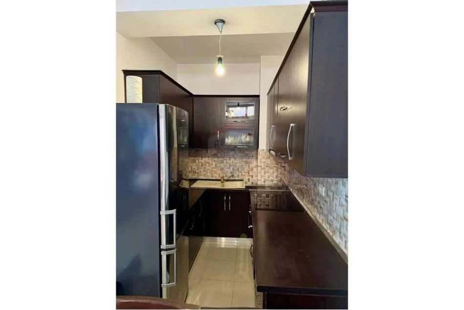Tirane, jepet me qera apartament 2+1 Kati 8, 64 m² 450 € (astir)