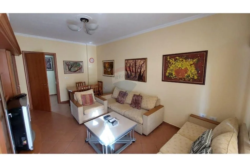 Tirane, jepet me qera apartament 1+1 , 75 m² 600 € (bllok)