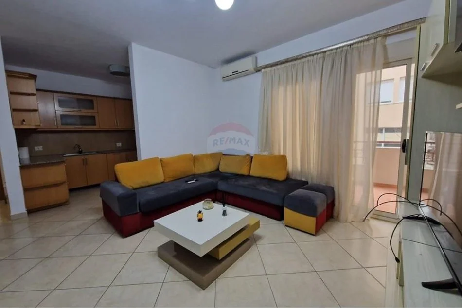 Tirane, jepet me qera 1+1 Kati 4, 70 m² 500 € (kodra e diellit)
