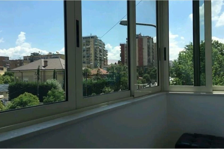 Tirane, jepet me qera apartament 1+1 Kati 4, 60 m² 580 € (APARTAMENT PER QIRA NE RRUGEN E ELBASANIT!)