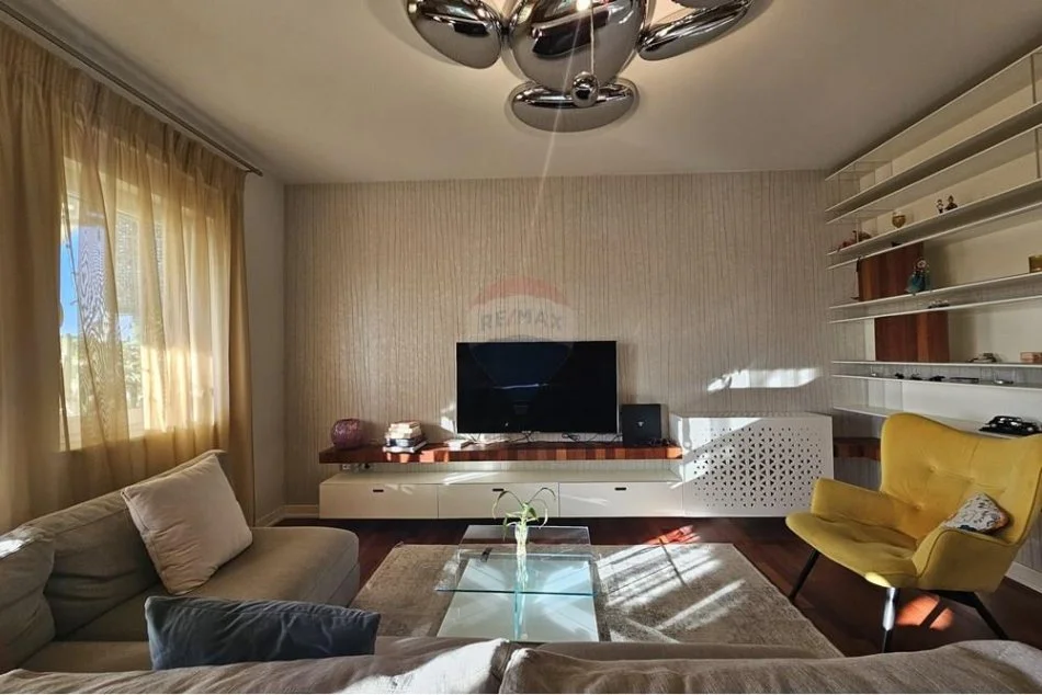 Tirane, jepet me qera apartament 2+1+Ballkon Kati 1, 105 m² 1.200 € (Sauk)
