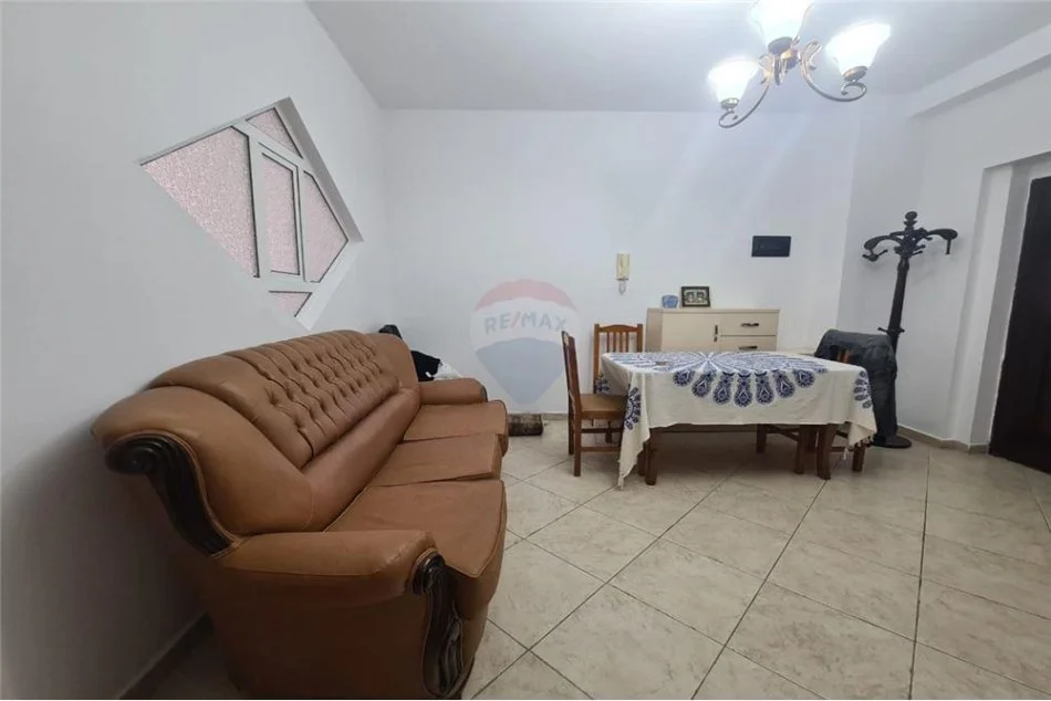 Tirane, jepet me qera apartament 2+1 Kati 5, 85 m² 650 € (Rruga e Elbasanit)