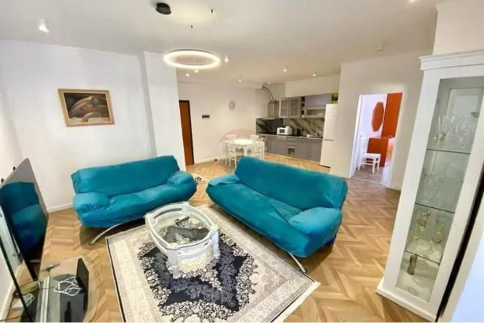 Tirane, jepet me qera 2+1+Ballkon Kati 9, 98 m² 800 € (Qender, 9 Katshet)