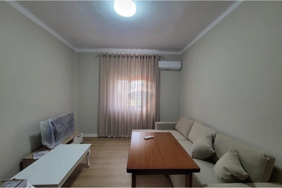 Tirane, jepet me qera apartament 1+1 Kati 5, 70 m² 700 € (Bllok, Pallatet Agimi)