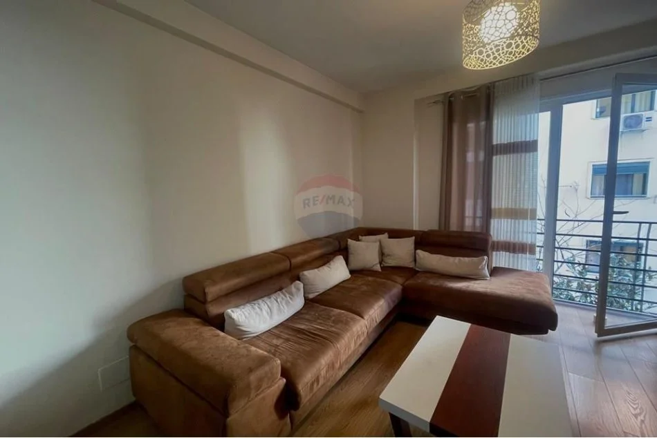 Tirane, jepet me qera apartament 2+1 Kati 2, 80 m² 550 € (rruga Bill Klinton)