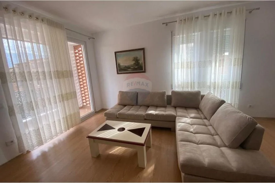 Tirane, jepet me qera apartament 2+1 Kati 3, 100 m² 600 € (Farmacia 10, Rruga e Dibres)