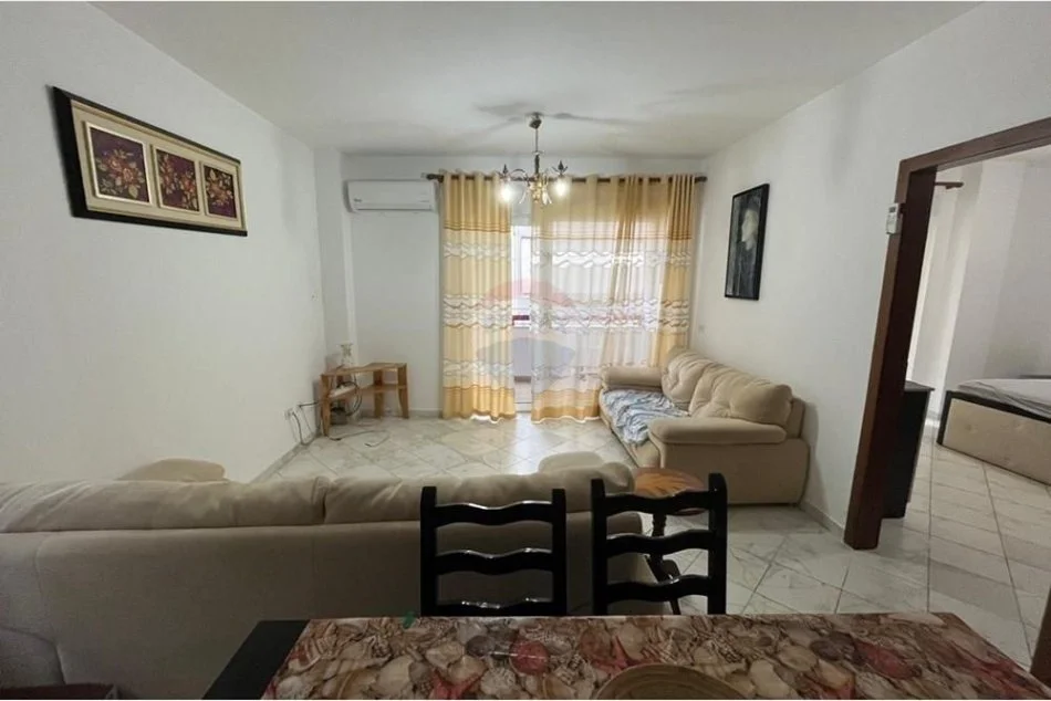 Tirane, jepet me qera apartament 2+1+Ballkon Kati 1, 80 m² 450 € (Liqeni i thate)