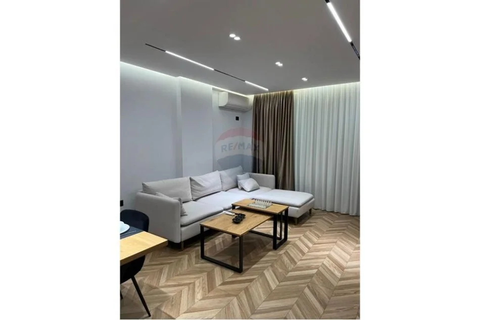 Tirane, jepet me qera apartament 1+1 Kati 7, 75 m² 1.000 € (Komuna e Parisit)