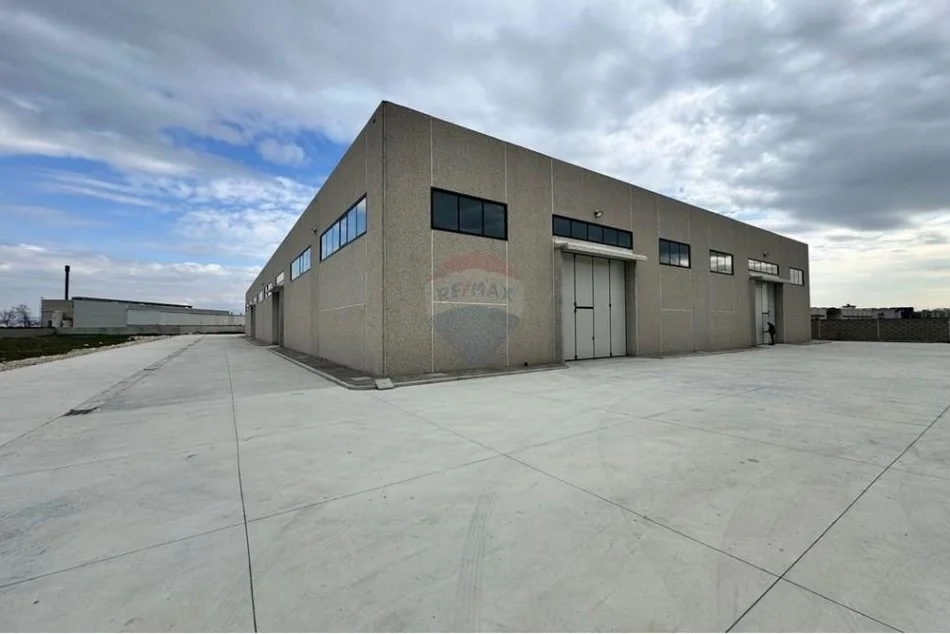 Durres, jepet me qera magazine Kati 0, 33.000 m² 10.000 € (Autostrada Dr-TR)