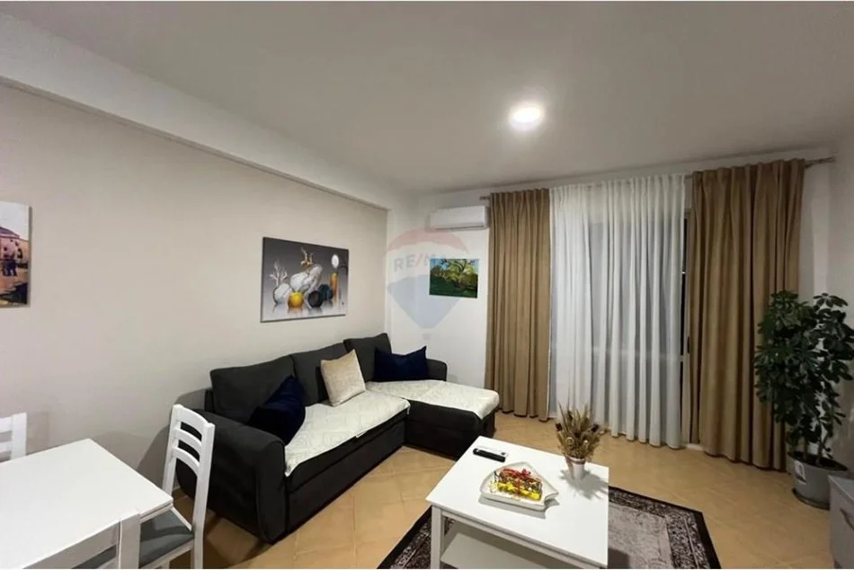 Tirane, jepet me qera apartament 2+1 Kati 5, 100 m² 800 € (KOMUNA E PARISIT, PRANE LULISHTES)