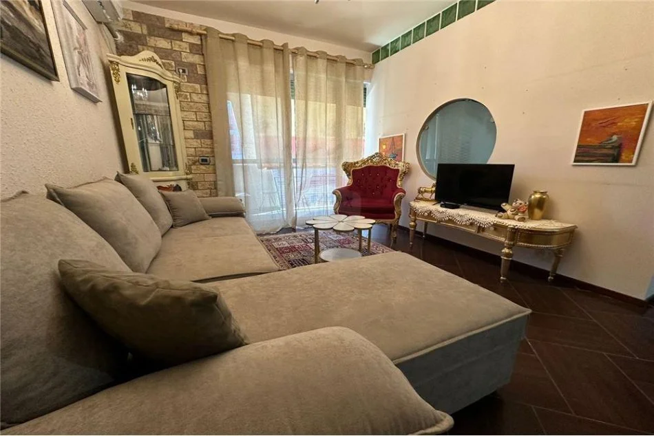 Tirane, shitet apartament 1+1+Ballkon Kati 3, 78 m² 179.000 € (Komuna e Parisit)