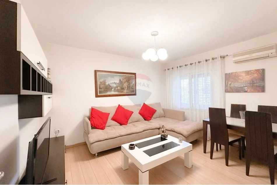 Tirane, jepet me qera apartament 2+1+Ballkon , 75 m² 600 € (Rruga e Kosovareve)