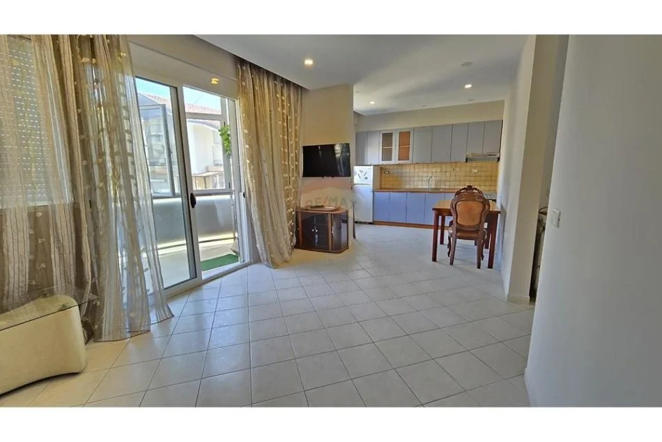 Tirane, jepet me qera 1+1+Ballkon Kati 3, 65 m² 550 € (Garda, Bllok)