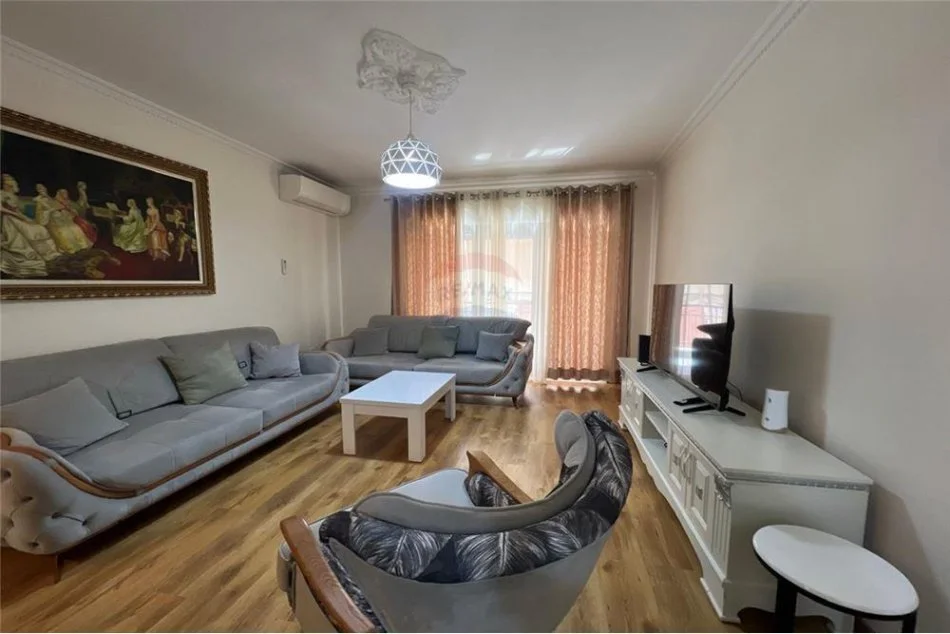 Tirane, jepet me qera apartament 1+1+Ballkon Kati 5, 70 m² 650 € (Kompleksi Delijorgji)