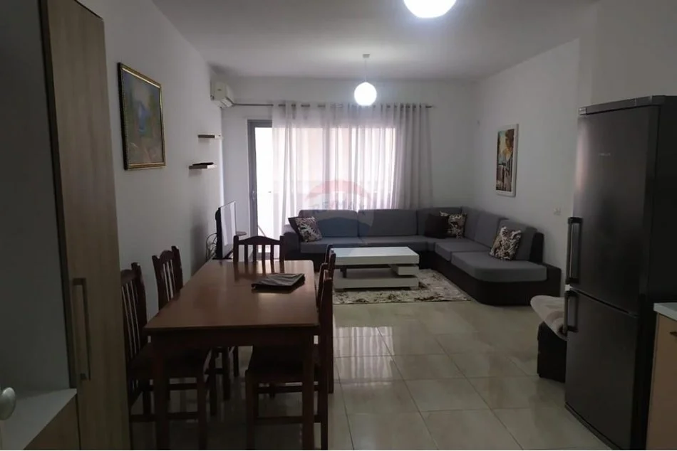 Tirane, jepet me qera apartament 2+1+Ballkon Kati 4, 90 m² 750 € (Komuna e Parisit)