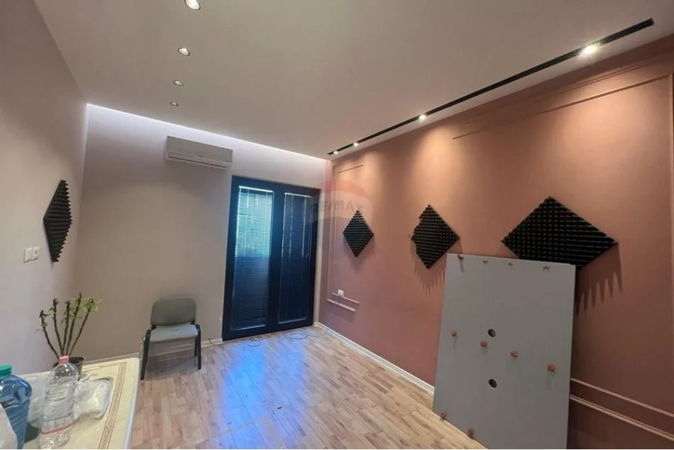 Tirane, jepet me qera zyre Kati 7, 120 m² 1.200 € (Rruga e Kavajes)
