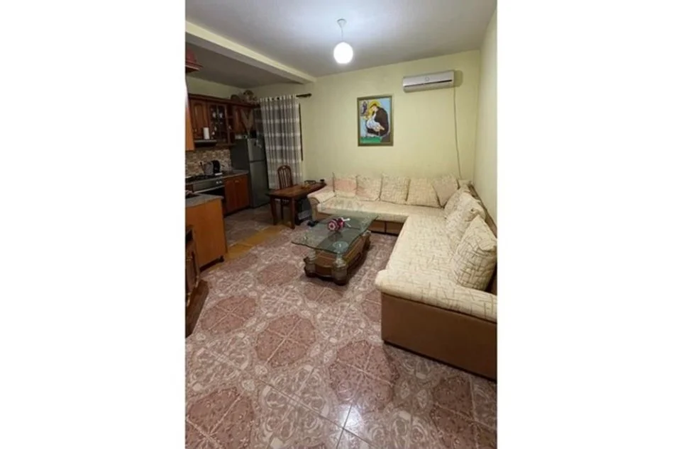 Tirane, jepet me qera apartament 2+1 Kati 1, 100 m² 430 € (APARTAMENT 2+1 PER QIRA PRANE SPITALIT USHTARAK!)