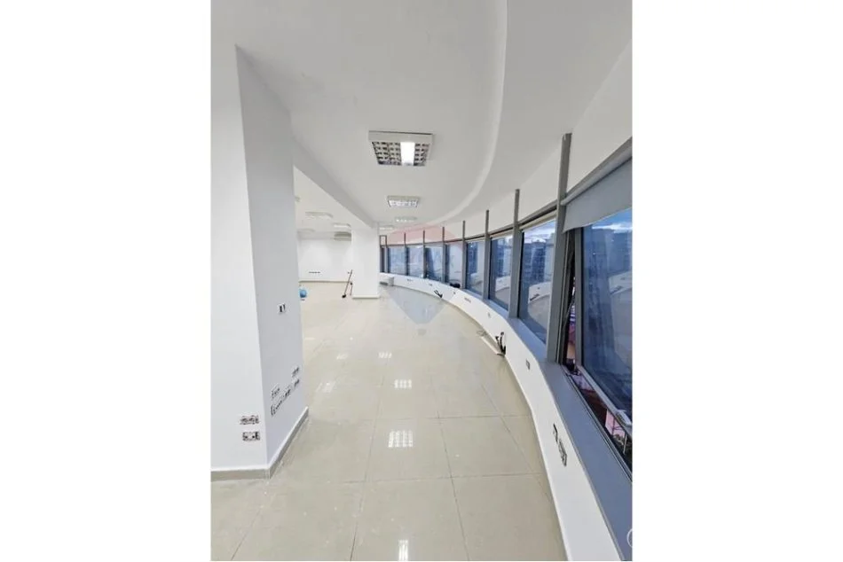 Tirane, jepet me qera ambjent biznesi Kati 4, 300 m² 3.000 € (selvia)