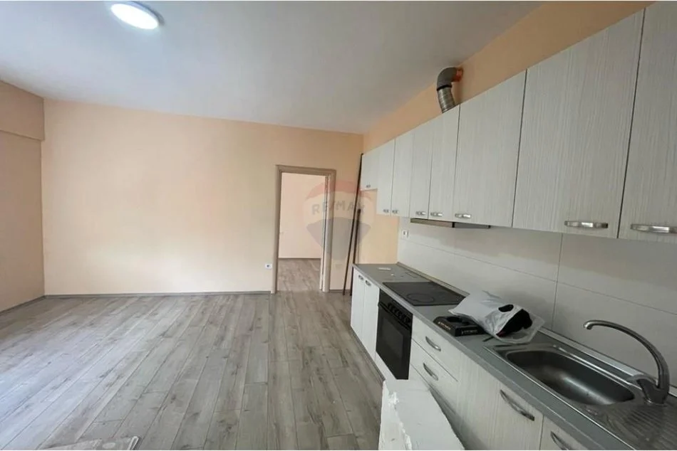 Tirane, jepet me qera zyre Kati 1, 135 m² 100 € (myslym shyri)