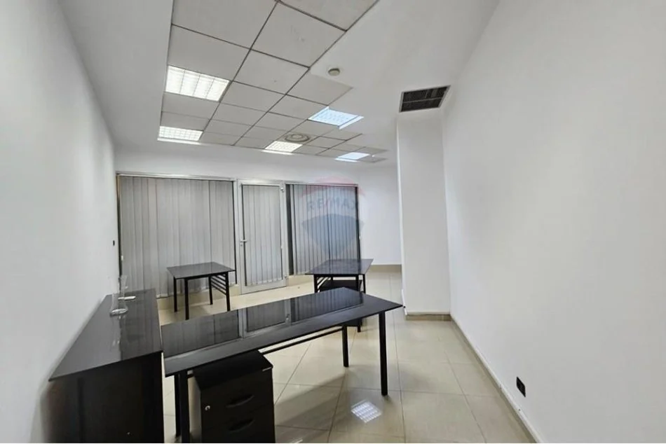 Tirane, jepet me qera zyre Kati 2, 30 m² 550 € (qender)