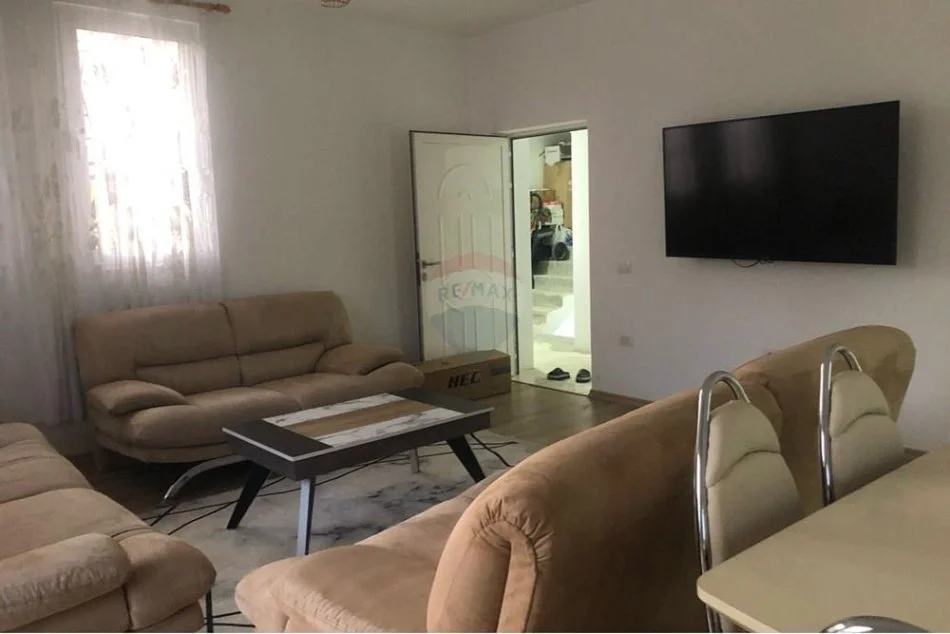 Tirane, jepet me qera apartament 2+1 Kati 2, 550 € (vilat gjermane)