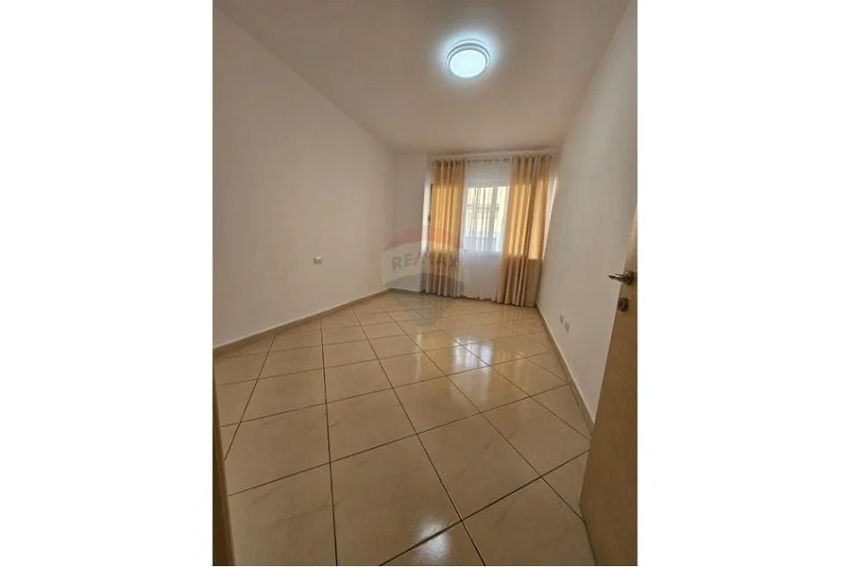 Tirane, jepet me qera apartament 2+1 Kati 7, 400 € (astir)