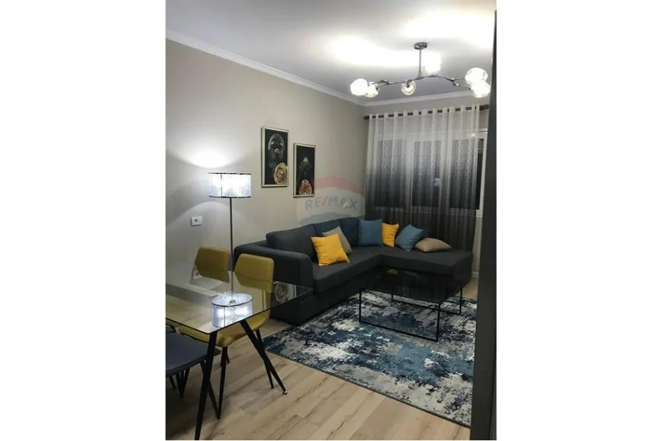 Tirane, jepet me qera apartament 1+1 Kati 4, 68 m² 700 € (komuna)