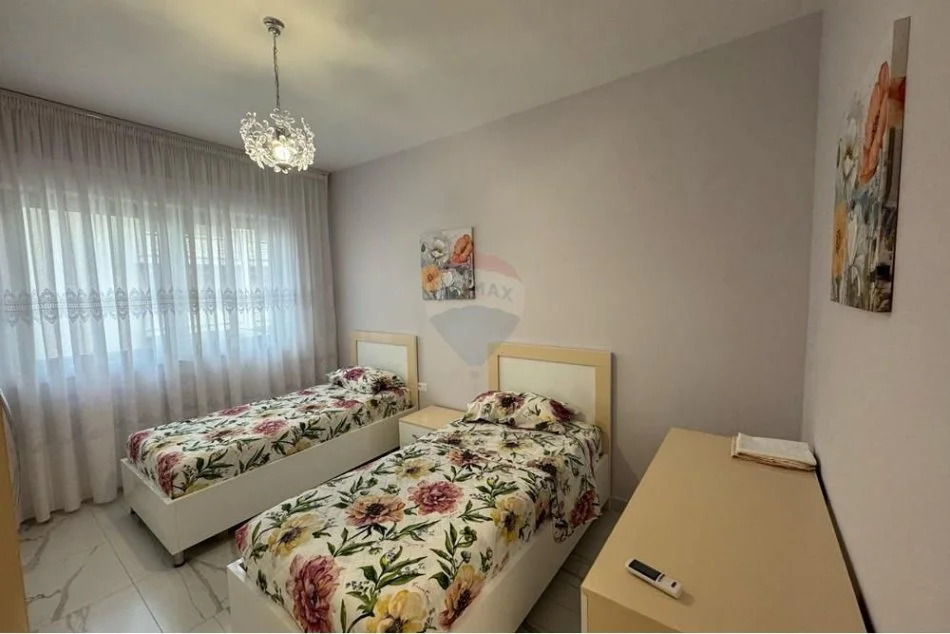 Tirane, jepet me qera apartament 2+1+Ballkon Kati 3, 100 m² 700 € 