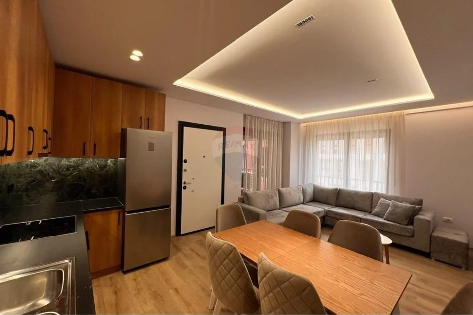 Tirane, jepet me qera apartament 2+1+Ballkon Kati 4, 92 m² 650 € 