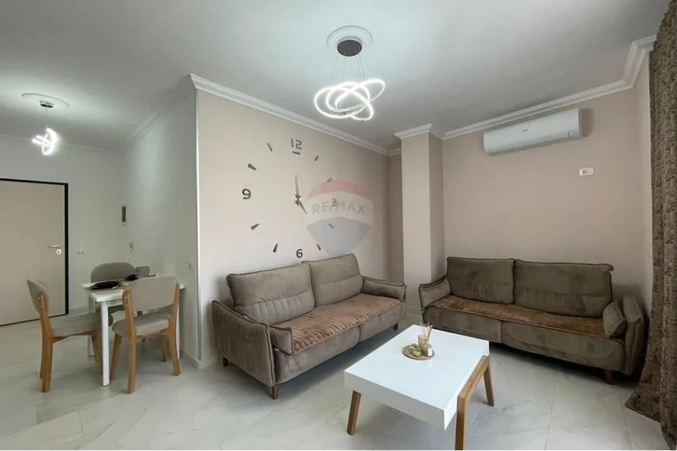 Tirane, jepet me qera apartament 1+1+Ballkon Kati 5, 68 m² 700 € 