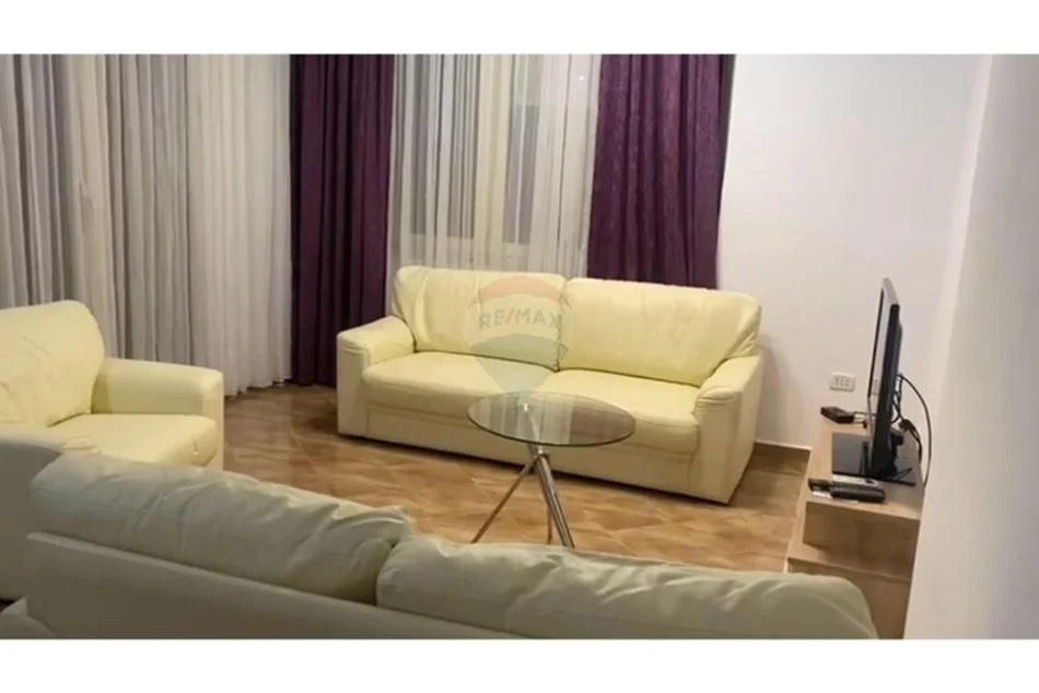 Tirane, jepet me qera apartament 1+1 Kati 5, 65 m² 450 € (materniteti i ri)