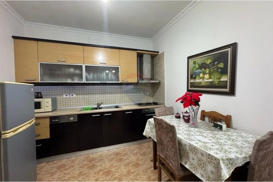 Tirane, jepet me qera apartament 1+1 Kati 2, 65 m² 450 € (Apartament 1+1 me qira tek Brryli!)